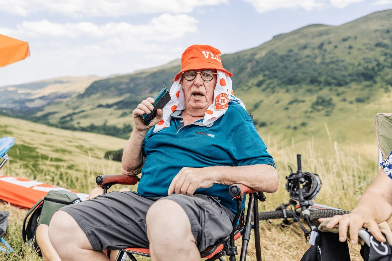 Joseph écoute la radio en attendant le passage des coureurs.