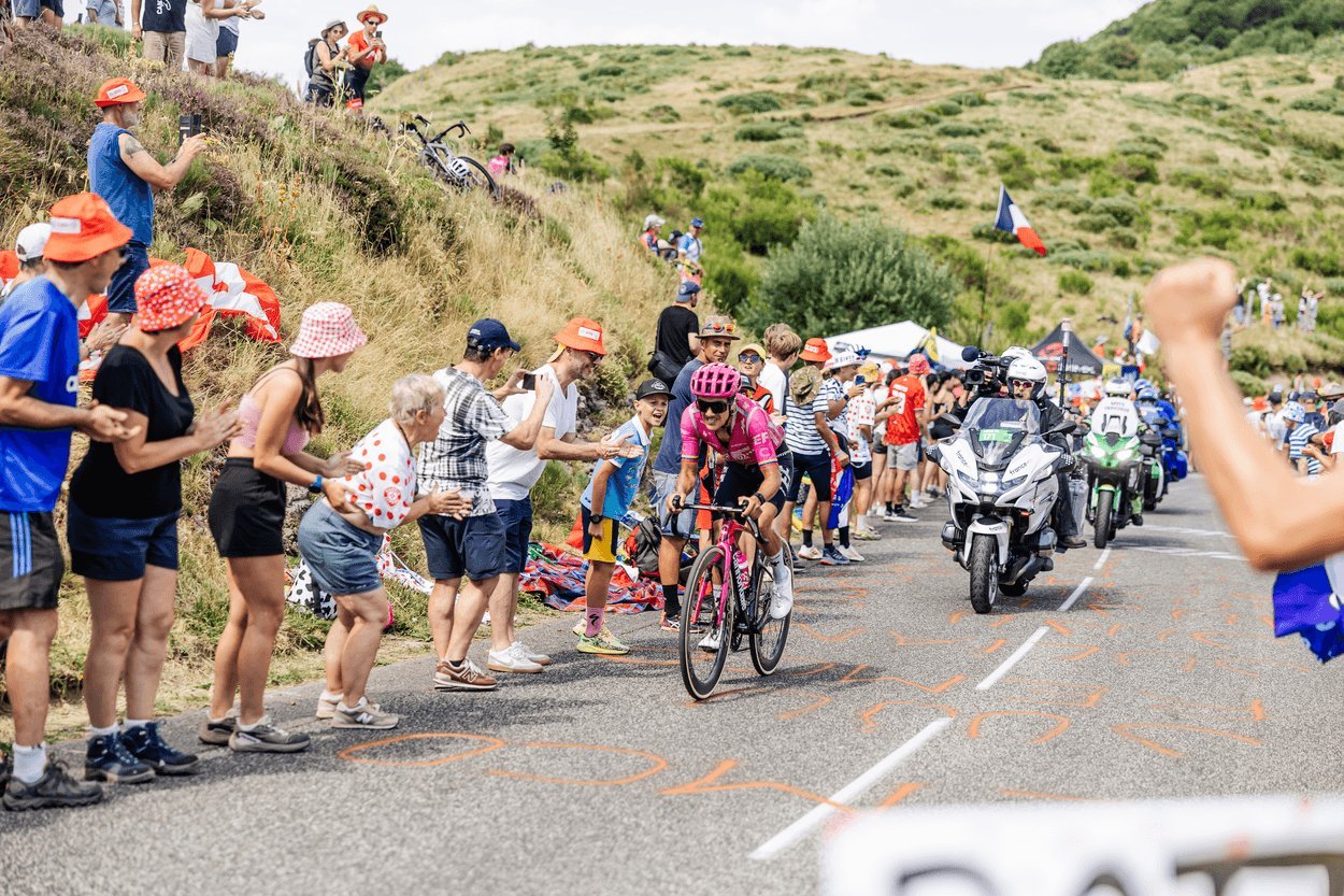 Le coureur cycliste Richard Carapaz encouragé par la foule dans le pas de Peyrol.