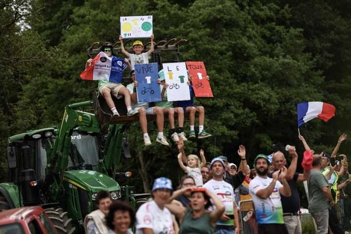 Des spectateurs lors du passage du Tour de France entre Évaux-les-Bains (Creuse) et Le Lioran (Cantal), le 10 juillet 2024. (ANNE-CHRISTINE POUJOULAT / AFP)