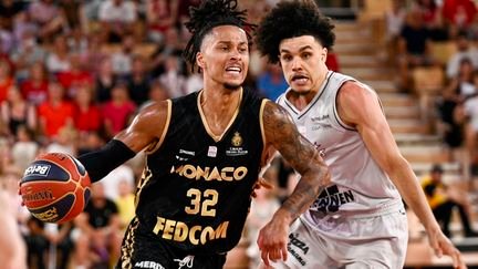 Le meneur de Monaco Matthew Strazel, à l'occasion du match 4 de la finale du championnat de France de basket face au Paris Basket, le 22 juin 2025 à Monaco. (FREDERIC DIDES / AFP)