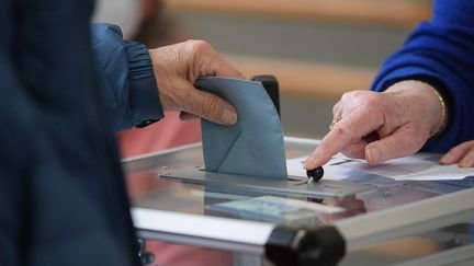 L'entourage d'Emmanuel Macron affirme que les dates de la présidentielle ont été choisies pour que les vacanciers soient les moins nombreux possibles lors du second tour. (ROMAIN LONGIERAS / AFP)