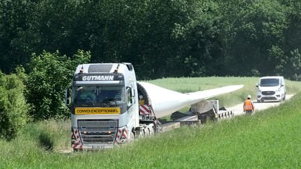 Un semi-remorque transporte une pale d'éolienne le 27 mai 2026, dans le cadre d'un projet de renouvellement du parc à Fienvillers, au cœur de la stratégie énergétique du pays. (FRANCOIS LO PRESTI / AFP)