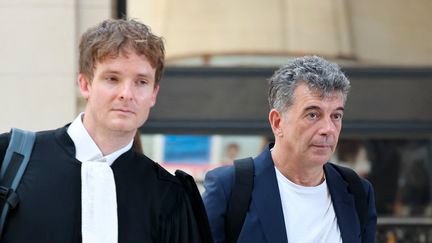 Stéphane Plaza et son avocat, le 26 juin 2026, au tribunal de Paris. (MEHDI FEDOUACH / AFP)