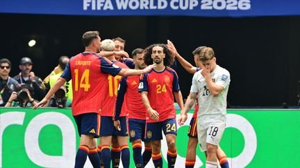 Les Espagnols célèbrent l'ouverture du score de leur attaquant Mikel Oyarzabal face à l'Autriche en 16es de finale de la Coupe du monde, le 2 juillet 2026, au SoFi Stadium de Los Angeles. (FREDERIC J. BROWN / AFP)