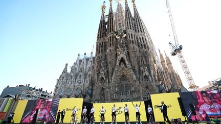 La présentation des équipes du Tour de France devant la Sagrada familia à Barcelone le 2 juillet 2026 (ANNE-CHRISTINE POUJOULAT / AFP)