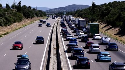 Véhicules pris dans les embouteillages sur l'autoroute A7  au niveau de Donzère (Drôme) le 4 juillet 2026. (ALEX MARTIN / AFP)