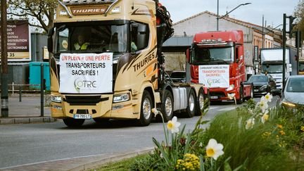 Un camion affiche une pancarte réclamant des aides face à la hausse du carburant à Toulouse (Haute-Garonne) le 1er avril 2026. (PAT BATARD / AFP)