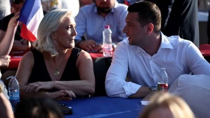 Jordan Bardella et Marine Le Pen côte à côte lors de "la fête champêtre" à Liévin (Pas-de-Calais) le 4 juillet (SIMON WOHLFAHRT / AFP)