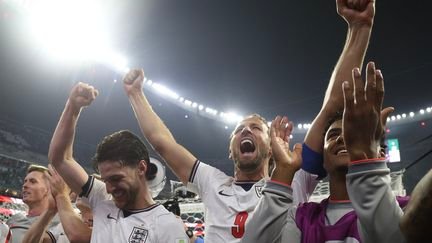 Les joueurs anglais célèbrent la victoire après leur qualification contre le Mexique, le 5 juillet 2026 à Mexico. Ils disputeront les quarts de finale de la Coupe du monde. (RODRIGO OROPEZA / AFP)