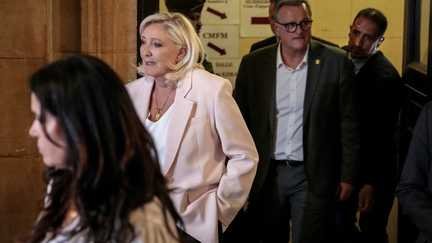 Paris - Marine Le Pen et Louis Aliot, vice-président du RN et maire de Perpignan, arrivent au palais de justice - 7 juillet 2026. (DIMITAR DILKOFF / AFP)