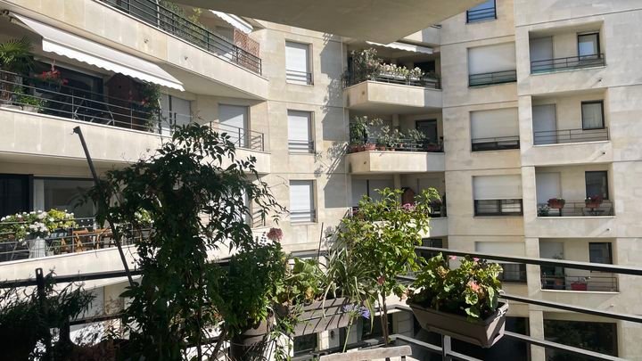 Dans cette ensemble d'appartements en bord de Seine, près du parc André Citroën, à Paris, le débat sur l'installation de la climatisation est sur la table, début juillet 2026. (EMILIE TRAN / FRANCEINFO)