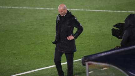 Zinédine Zidane lors de la demi-finale aller de Ligue des champions entre le Real Madrid et Chelsea, le 27 avril 2021 au Stade Alfredo Di Stefano de Madrid. (DAX IMAGES / AFP)