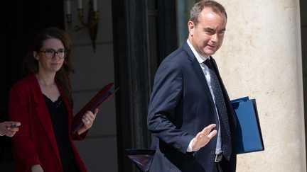 Sébastien Lecornu à la sortie du Conseil des ministres dans la cour de l'Elysée à Paris, le 9 juillet 2026. (HENRIQUE CAMPOS / AFP)