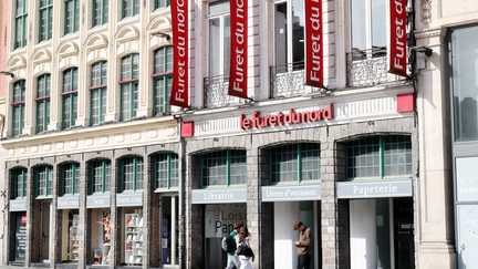 Des personnes entrent dans la librairie Le Furet du Nord, à Lille (Nord), le 23 mai 2026. (FRANCOIS LO PRESTI / AFP)
