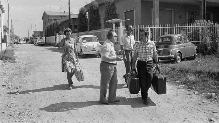 Des habitants de Seveso (Italie) sont évacués de la zone contaminée par l'accident chimique, le 26 juillet 1976. (KARL MATHIS / MAXPPP)