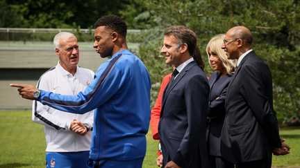 Le sélectionneur de l'équipe de France, Didier Deschamps, et l'attaquant Kylian Mbappé reçoivent Emmanuel Macron et son épouse, Brigitte, au centre d'entraînement des Bleus, à Clairefontaine-en-Yvelines, le 2 juin 2026. (THOMAS PADILLA / AFP)