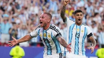 La joie d'Alexis MacAllister et Cristian Romero lors d'Argentine-Suisse en quarts de finale de la Coupe du monde, le 11 juillet 2026, à Kansas City. (SIPA)