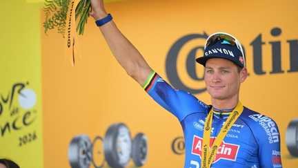 Mathieu van der Poel sur le podium après sa victoire sur la 9e étape du Tour de France, le 12 juillet 2026. (DAVID PINTENS / AFP)