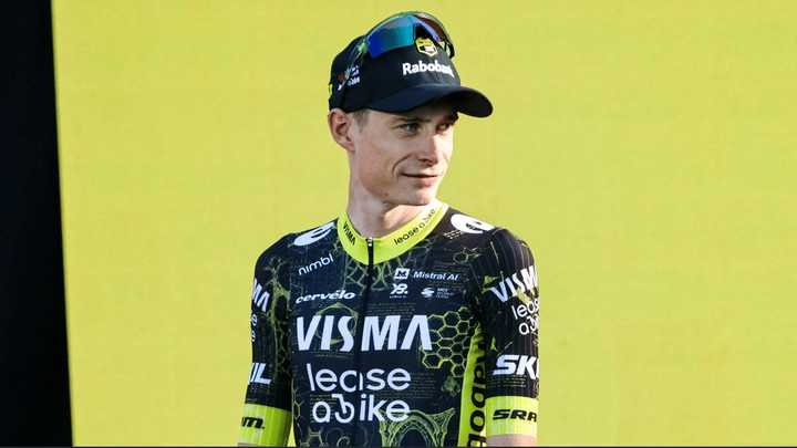 Jonas Vingegaard pose avec sa formation Team Visma | Lease a bike, qui collabore avec "Mistral IA" que l'on aperçoit sur le maillot au niveau de la poitrine, à l'occasion de la présentation des équipes du Tour de France, le 2 juillet 2026 à Barcelone. (AFP)