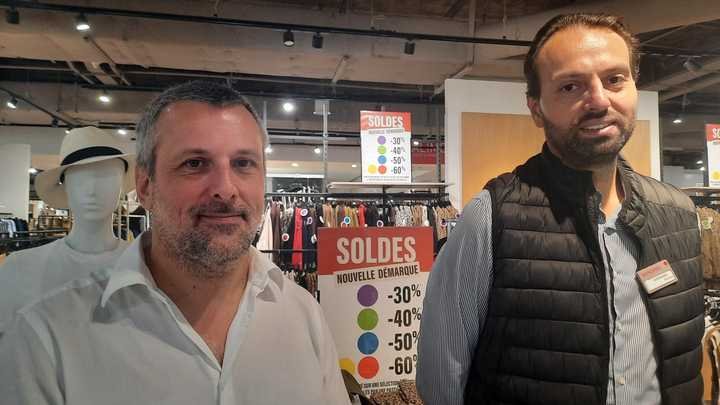 Laurent (à gauche), directeur du Monoprix Montparnasse, forme Alexandre, pour devenir directeur de magasin de l'enseigne. (SOPHIE AUVIGNE / FRANCEINFO)