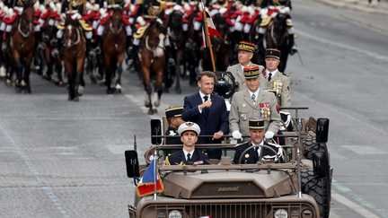 Emmanuel Macron passe en revue les troupes, lors du traditionnel défilé du 14-Juillet à Paris, en 2025. (LUDOVIC MARIN / AFP)