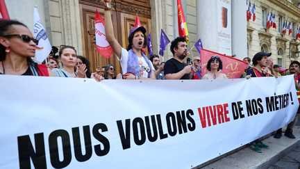 Des participants à la manifestation organisée par la CGT Spectacle contre les coupes budgétaires dans le milieu de la culture, à Avignon, le 9 juillet 2026. (CLEMENT MAHOUDEAU / AFP)