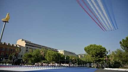 La Patrouille de France passe au-dessus de la place Masséna à Nice, le 14 juillet 2026, lors de la cérémonie d'hommage dix ans après l'attentat. (PHILIPPE MAGONI / AFP)