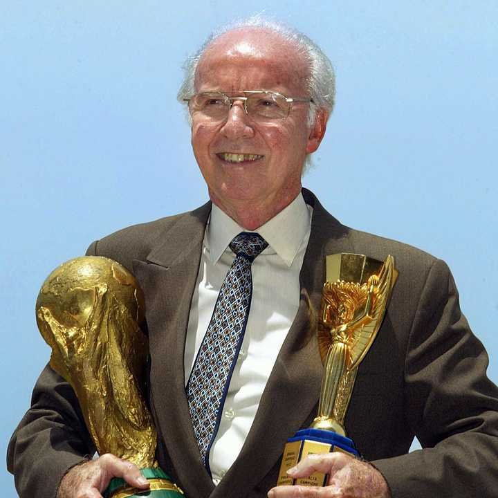 Mario Zagallo tient la coupe Jules Rimet (à droite) et le nouveau trophée de la Coupe du monde (à gauche), lors d'un shooting photo à Rio en mars 2003 (Brésil). (ANTONIO SCORZA / AFP)