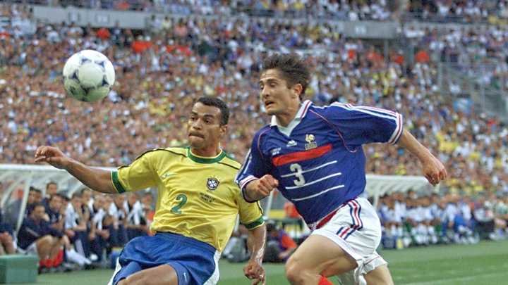 Le Brésilien Cafu au duel avec le Français Bixente Lizarazu lors de la finale de la Coupe du monde, le 12 juillet 1998 au Stade de France à Saint-Denis. (DANIEL GARCIA / AFP)