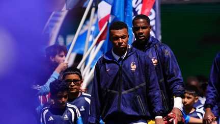 Concentration. Les Bleus entrent sur la pelouse du MetLife Stadium, à East Rutherford, pour leur entrée en lice face au Sénégal, le 16 juin 2026. (JOSE HERNANDEZ / AFP)