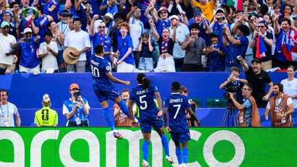 En communion. Les Bleus célèbrent avec les supporters français l'ouverture du score face au Paraguay. (MAXPPP)