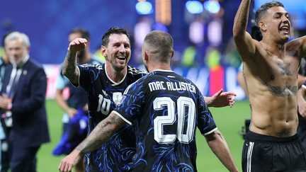 Les Argentins Lionel Messi et Alexis Mac Allister après leur victoire contre l'Angleterre, lors de la demi-finale de la Coupe du monde, à Atlanta, en Géorgie (Etats-Unis), le 15 juillet 2026. (THOMAS COEX / AFP)