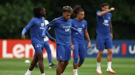 Désiré Doué et les joueurs de l'équipe de France à l'entraînement à l'université de Bentley, le 15 juillet 2026. (FRANCK FIFE / AFP)