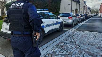 Un policier municipal armé, février 2026. (JULIEN PENOT / RADIO FRANCE)