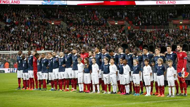 Les joueurs de l'équipe de France alignés pour l'hymne français à Wembley, le 17 novembre 2015. (ADRIAN DENNIS / AFP)