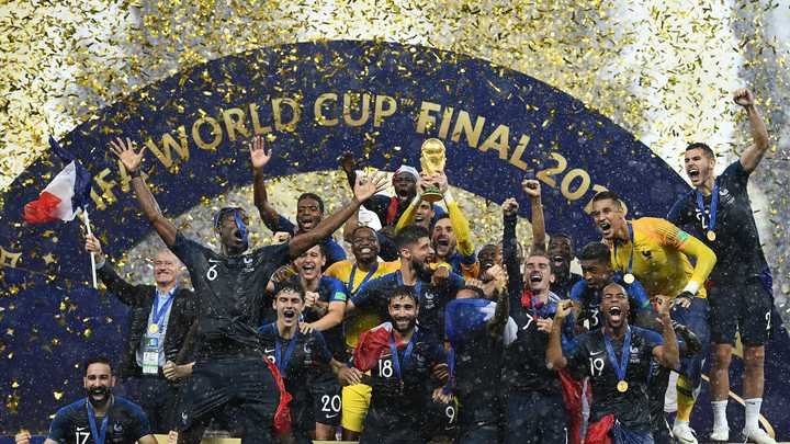 Les joueurs de l'équipe de France brandissent le trophée de la Coupe du monde au Luzhniki Stadium de Moscou (Russie), le 15 juillet 2018. (FRANCK FIFE / AFP)