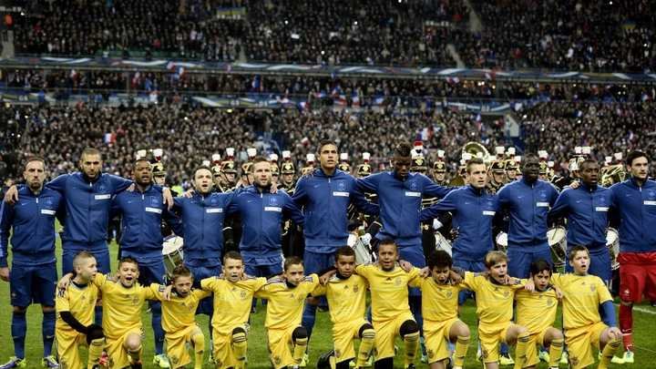 Les 11 Bleus alignés lors du barrage décisif face à l'Ukraine, en 2013. (FRANCK FIFE / AFP)