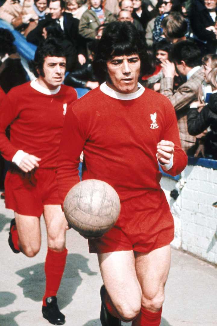 Kevin Keegan entre ballon en main avec l'équipe de Liverpool derrière lui, le 7 septembre 1972. (EMPICS SPORTS / SIPA)