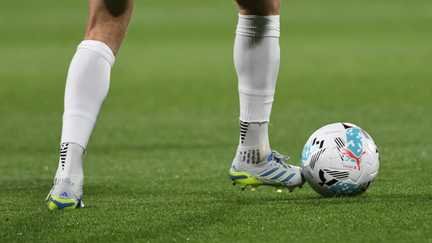 Un joueur de football sur un terrain (illustration). (MICHEL CLEMENTZ / MAXPPP)