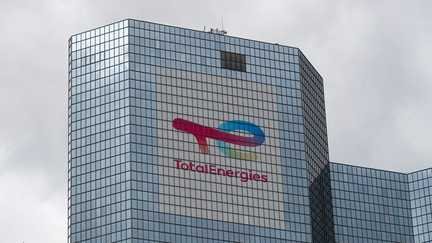 Le logo de TotalEnergies sur son siège, à La Défense, le 5 juin 2026. (MICHAEL NGUYEN / NURPHOTO / AFP)