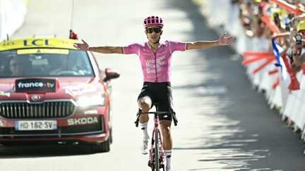 Richard Carapaz à l'arrivée de la 18e étape du Tour de France, le 23 juillet 2026, à Orcières-Merlette. (LOIC VENANCE / AFP)