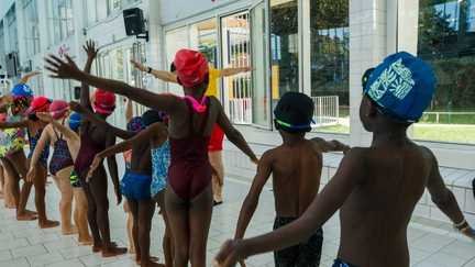Des enfants dans un cours de natation, à Montreuil (Seine-Saint-Denis). (DIMITAR DILKOFF / AFP)