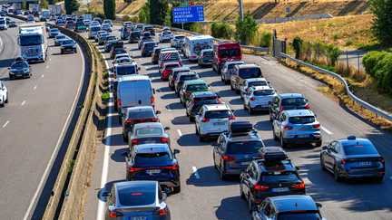 Des automobilistes dans un embouteillage sur l'autoroute A7 en direction du sud, à hauteur de Bourg-lès-Valence (Drôme), le 19 juillet 2026. (NICOLAS GUYONNET / HANS LUCAS / AFP)