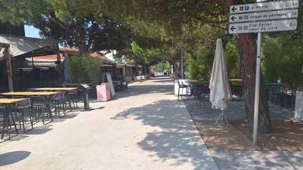 Les rues vidées du Cap-Ferret, évacué en raison de l'incendie qui a brisé "le verrou" du Lège-Cap-Ferret, le 24 juillet 2026. Habitants et touristes ont été évacués. (GUILLAUME BATTIN / RADIO FRANCE)