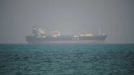 Un pétrolier au nord du détroit de Bab el-Mandeb à Mokha (Yémen), le 6 avril 2026. (ABDULNASSER ALSEDDIK / AP / SIPA)