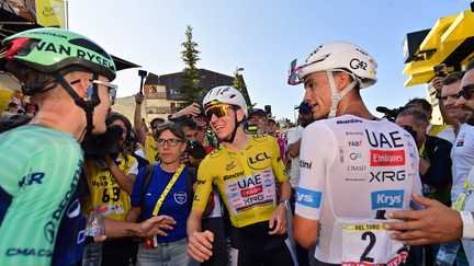 Paul Seixas (tout à gauche) en compagnie de Tadej Pogacar et Isaac del Toro après l'arrivée de la 19e étape du Tour de France, le 24 juillet 2026. (POOL PETE GODING/SIPA)
