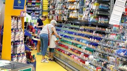 Des familles font des achats de fournitures scolaires dans un magasin, le 18 juillet 2026 à Vaulx-en-Velin (Rhône). (RICHARD MOUILLAUD / MAXPPP)