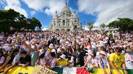 Les spectateurs du Tour de France au pied du Sacré-Cœur, le 26 juillet 2026 à Paris. (DAVID PINTENS / BELGA MAG)