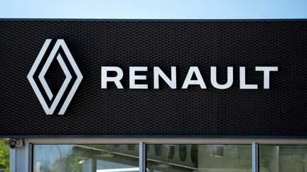 Une concession automobile Renault, à Cracovie, en Pologne, le 10 mai 2026. (MARCIN GOLBA / NURPHOTO / AFP)