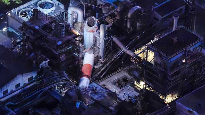Une cheminée de l'usine Nippon Paper Industries de Yatsushiro (Japon) s'est effondrée lors du séisme, le 28 juillet 2026. (MICHIHIRO KAWAMURA / YOMIURI / AFP)